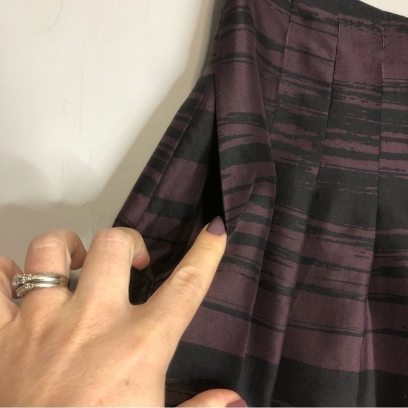 BANANA Republic 100% Silk Burgundy Abstract Printed Mini Skirt, size 2 - Picture 4 of 10